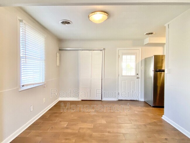 Building Photo - 323 Roane Dr