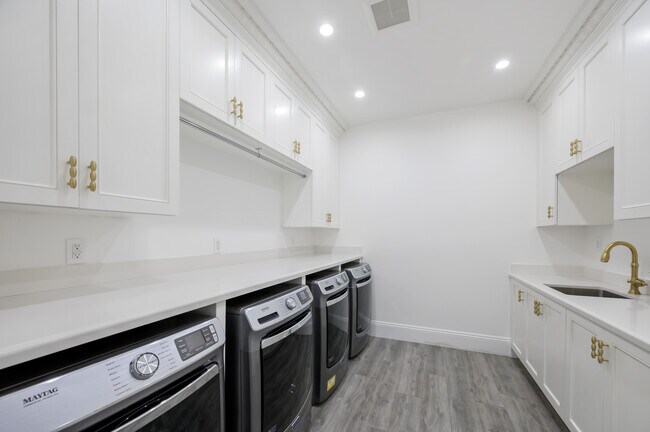 Building Photo - 517 N Camden Dr