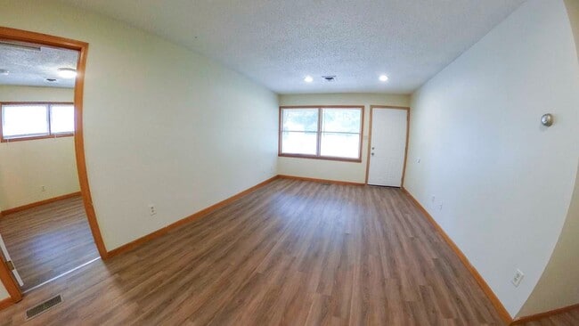 Building Photo - 3D Tour Available - 3 Blocks from Campus + Fenced-in Yard + Washer & Dryer! Available June 13th!