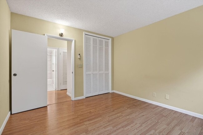 Building Photo - 2115 NE 42nd Ct