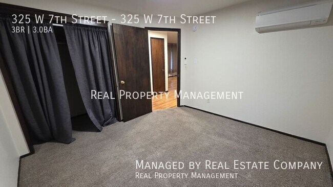 Building Photo - 325 W 7th St