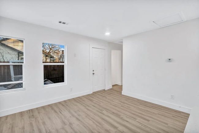 Building Photo - Darling 3/1 Duplex in Oakhurst
