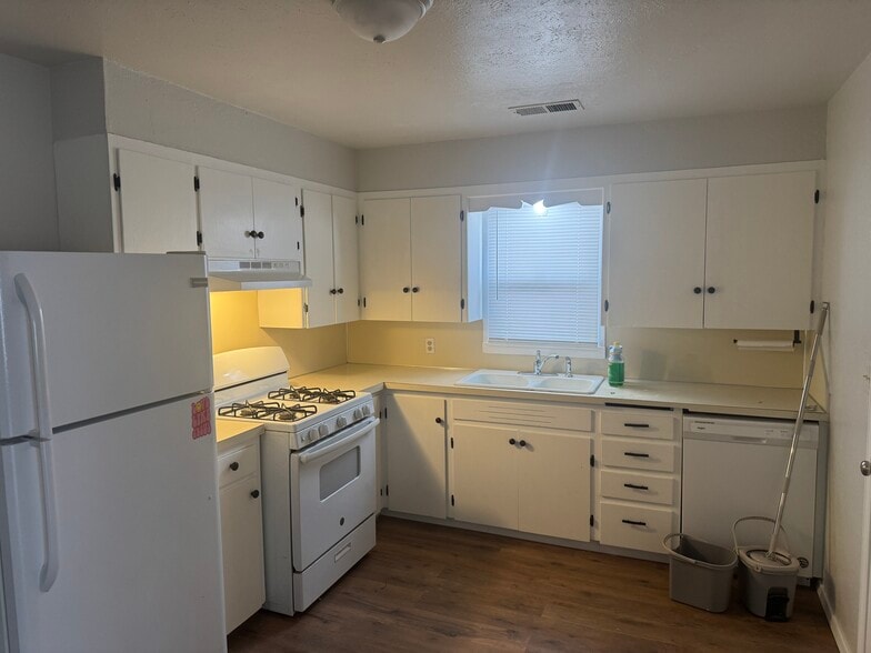 Building Photo - 608 W Emporia Ave