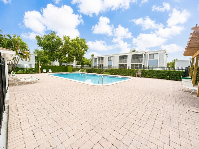 Building Photo - Updated 2-Bedroom Condo with Screened Lanai with water included.