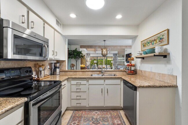 Building Photo - 303 Forest Hills Dr