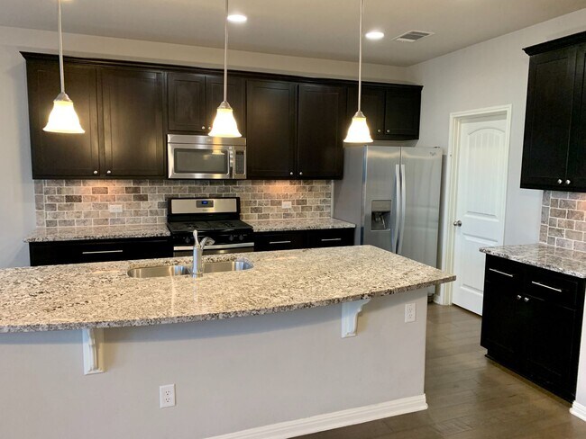 Building Photo - Beautiful 4 bedroom, 2.5 bathroom home in ...