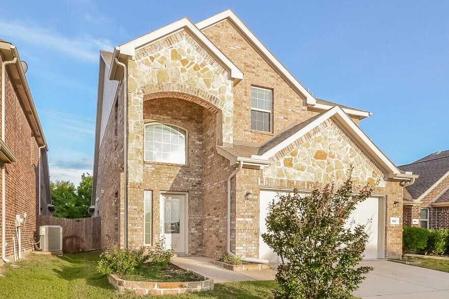Building Photo - 217 Red Hawk Pl