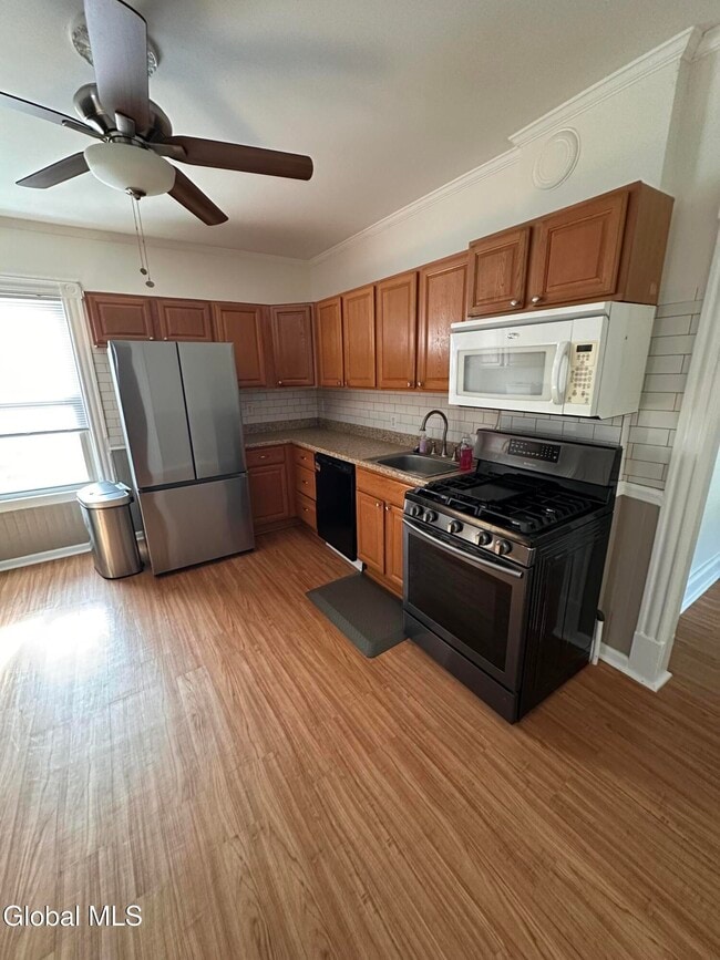 Building Photo - 425 6th Ave