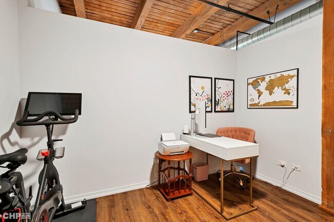 Building Photo - 1740 N Maplewood Ave