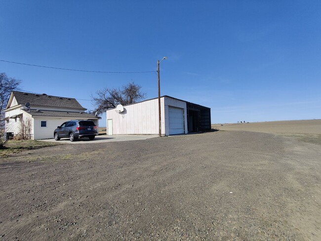 Building Photo - Large country setting home North of Pasco