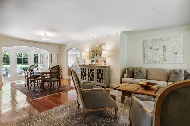 Building Photo - 5 bedroom 3 bathroom with over 3,500 square feet in East Memphis near Walnut Grove and Perkins