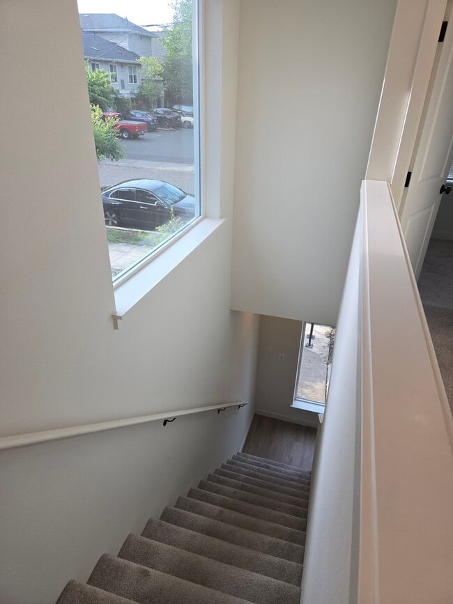 Building Photo - Sleek & Chic! 2 level 2 Bed/1.5 ba 814 Sf