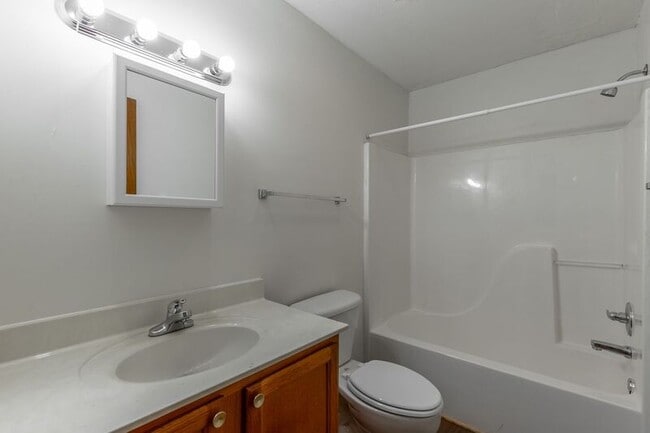 Building Photo - 82 Eastwood Ct