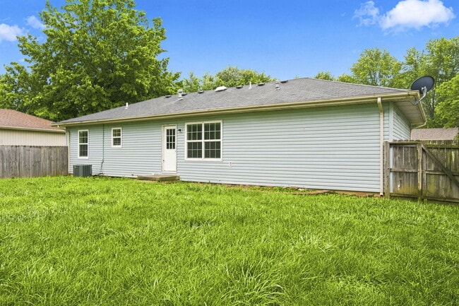 Building Photo - 511 E Dyann Dr