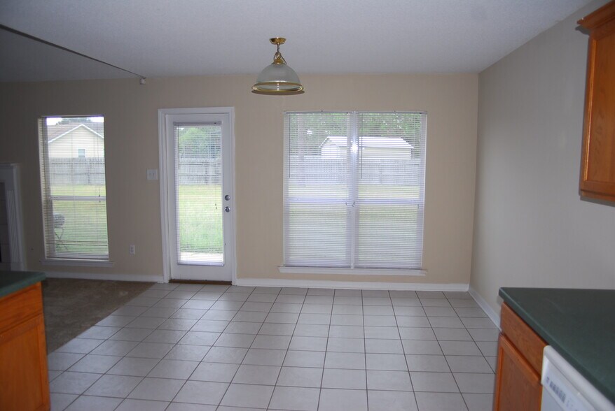 Building Photo - 9 Pine Lake Ct