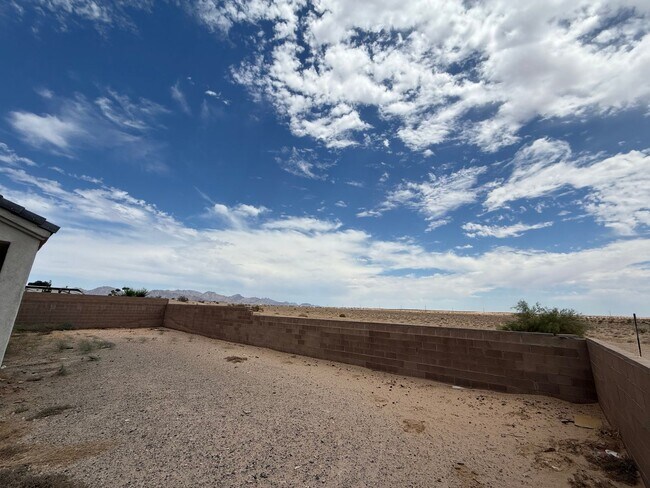 Building Photo - 4 Bedroom in Villa Chaparral!