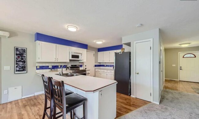 Building Photo - 3149 Oak Cir N