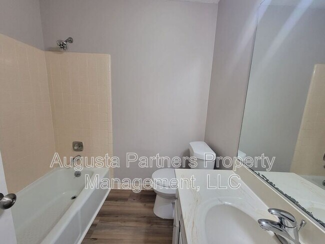 Building Photo - 3737 Woodcock Dr