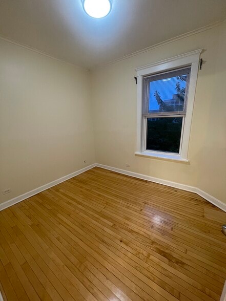 Building Photo - 5120 N Kenmore Ave