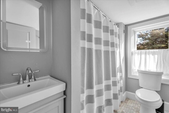 Building Photo - 406 Kings Hwy E