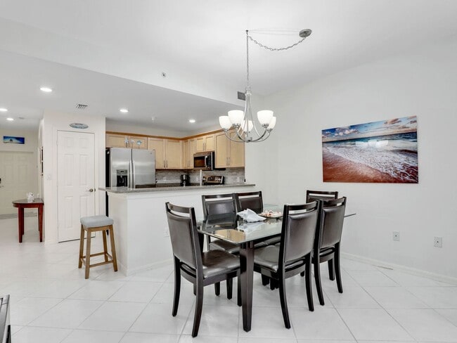 Building Photo - Seasonal 3-Bed Condo Rental in the Heart of Naples – AVAIL DEC/JAN, APRIL-FORWARD