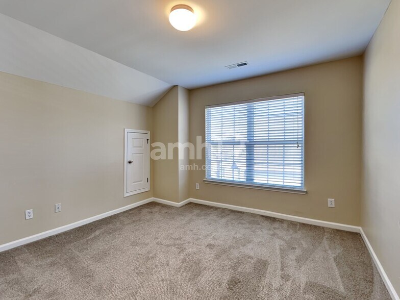 Building Photo - 2413 Thoreau St