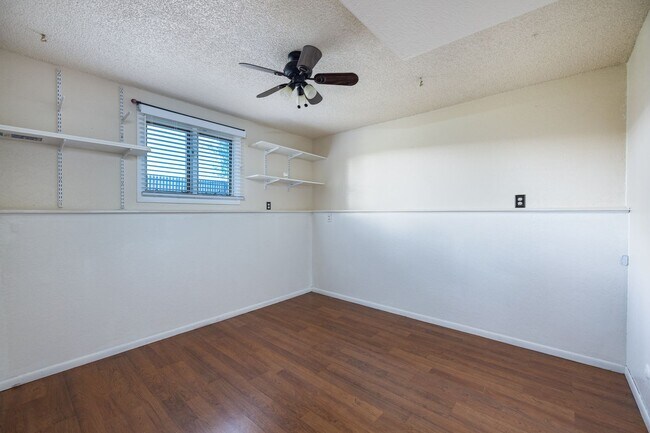 Building Photo - Spacious 5-Bedroom Home with Bonus Room & ...