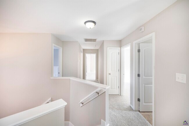 Building Photo - 104 Rosales Dr