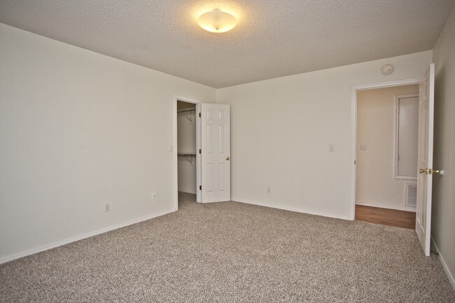 Building Photo - 58B Holly Dr