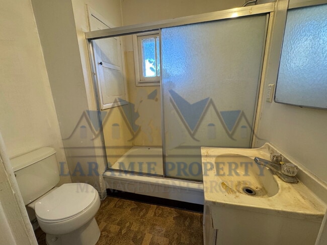 Building Photo - 2 Bed 1 Bath Near Campus