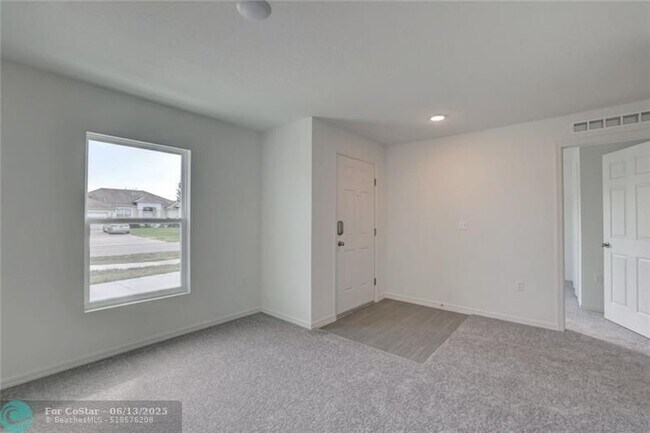 Building Photo - 555 SW Paar Dr