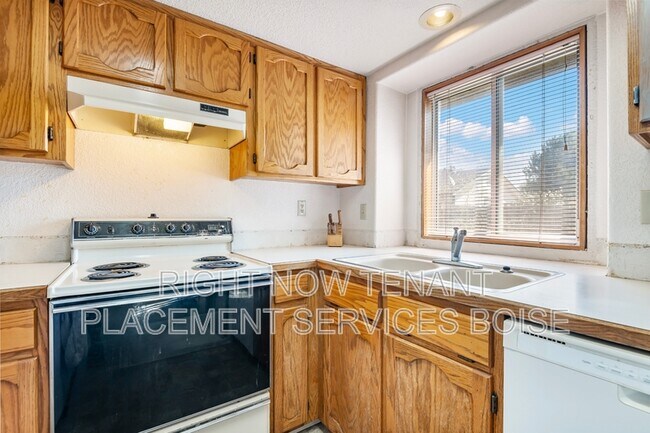 Building Photo - 2256 N Pawnee Ln