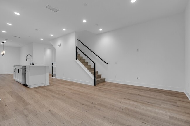 Building Photo - 2907 W Exposition Pl