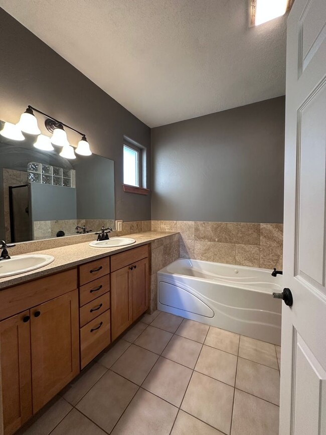 Building Photo - Cute Bungalow style home in Bozeman!  Move...