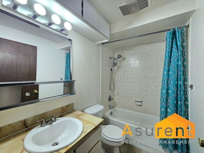 Building Photo - MOVE IN SPECIAL: $500 OFF on First Full Months Rent! Charming 4-Plex 2 Bedroom 1 Bathroom Unit Av...