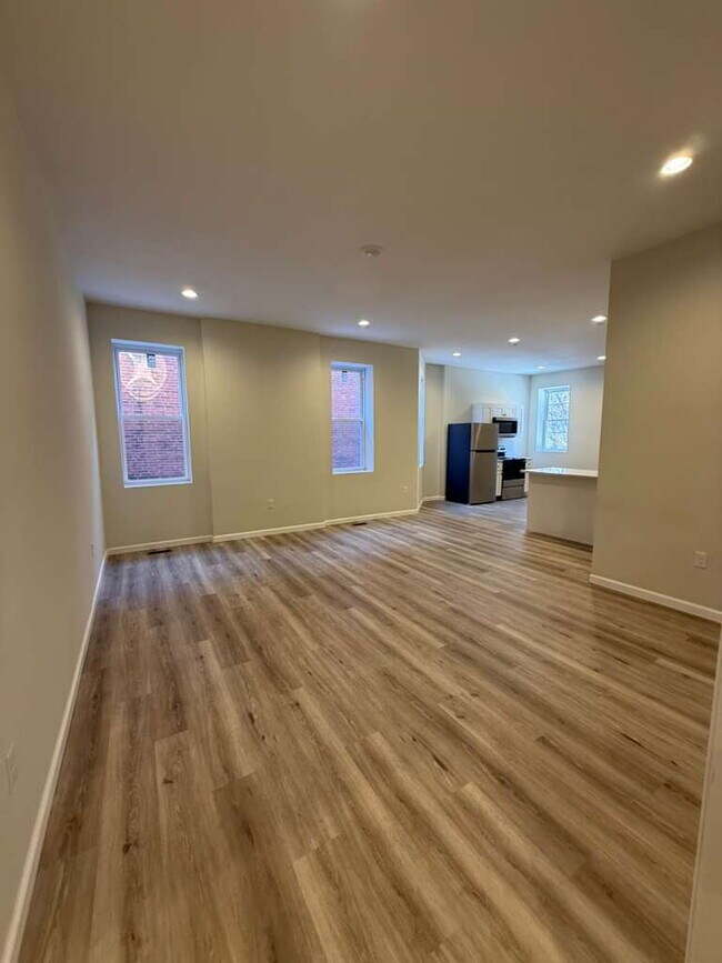 Building Photo - "Charming 2-Bed Oasis in St. Louis City – Spacious 1000 Sq Ft Living at 3215-3217 Nebraska Ave!"