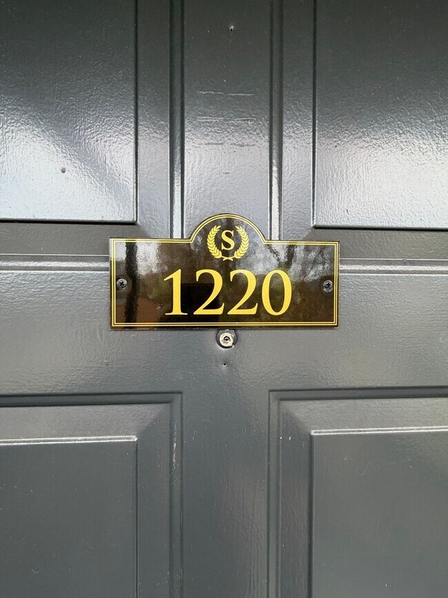 Building Photo - Oxford-2 Bedrooms