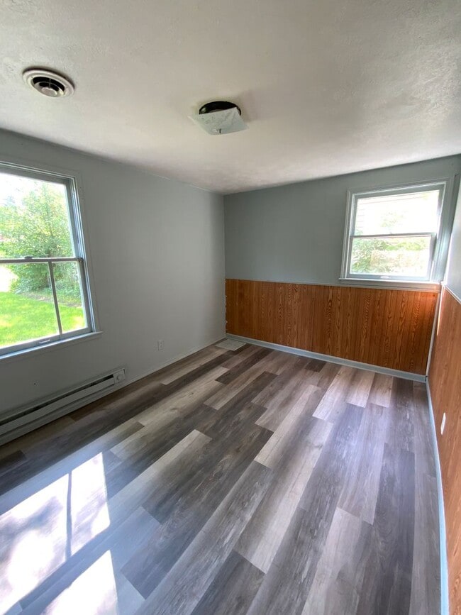 Building Photo - Charming 2-Bedroom, 1-Bathroom Home – $895/Month | Accepting Section 8 South Bend, IN