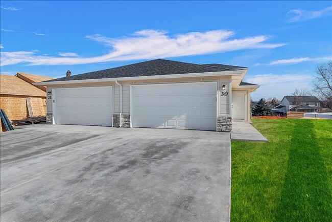 Building Photo - 3 Bedroom, 2 Bath Home w/2 Car Garage in D...
