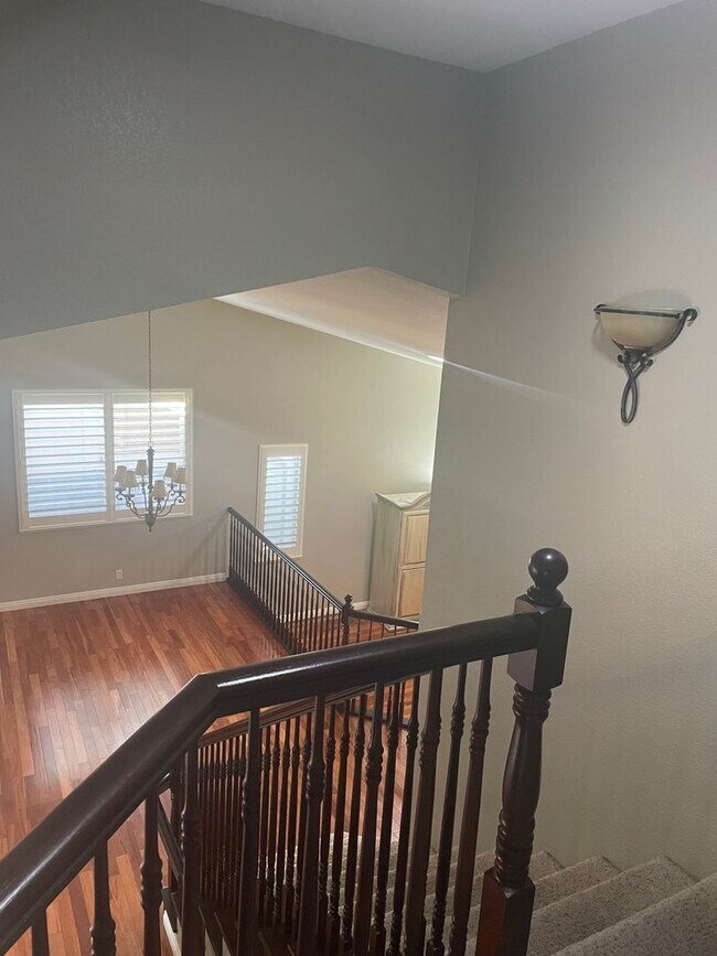 Building Photo - "Coveted Comfort: Spacious 4-Bed, 3-Bath H...