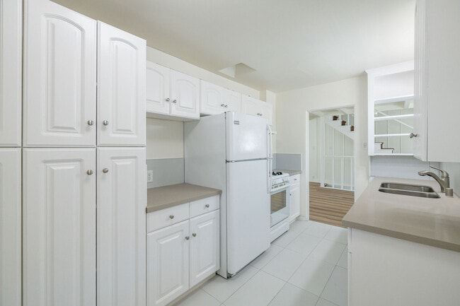 Kitchen - 1150 Manhattan Ave