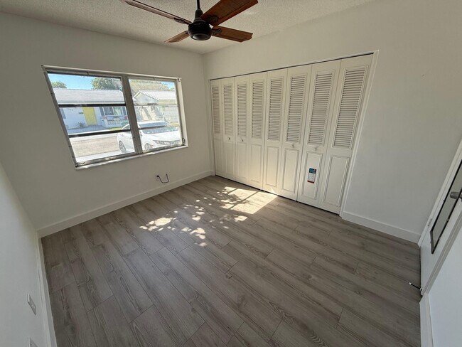 Building Photo - 6805 NW 75th Dr