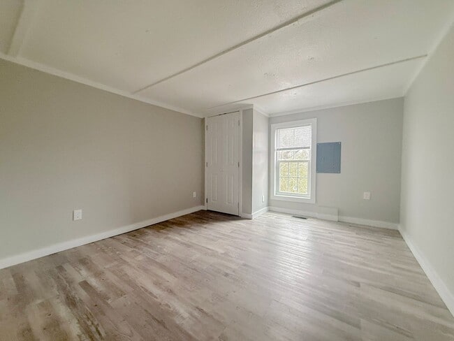 Building Photo - 3-Bedroom Single-Family Home with Hardwood Floors and Carport in Sparta