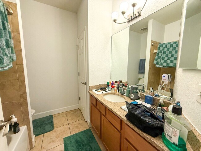 Building Photo - 2508 SW 35th Pl