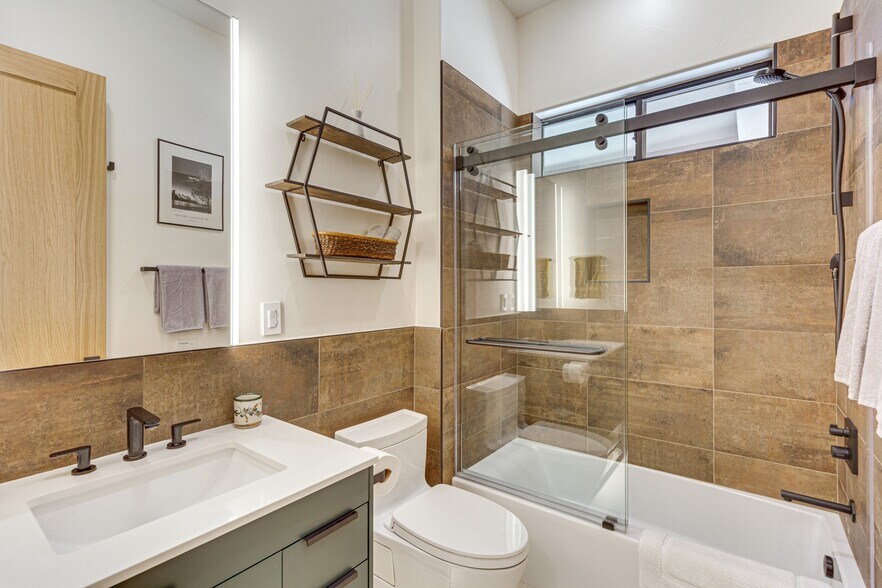 Guest bath with tub - 2800 Cholla Pl