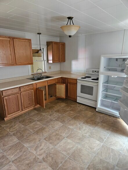 kitchen - 117 E 8th St