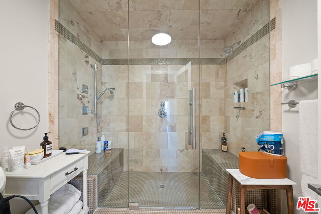 Building Photo - 962 S Plymouth Blvd