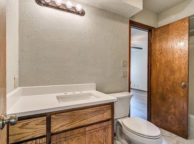 Building Photo - Beautiful 3bed/2bath Townhome Available in Westside Norman!!