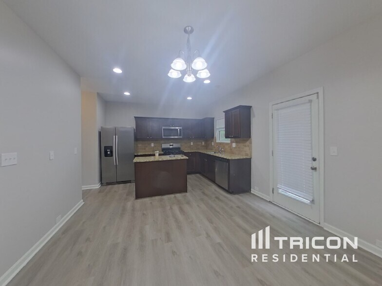 Building Photo - 3650 Lebella Ln