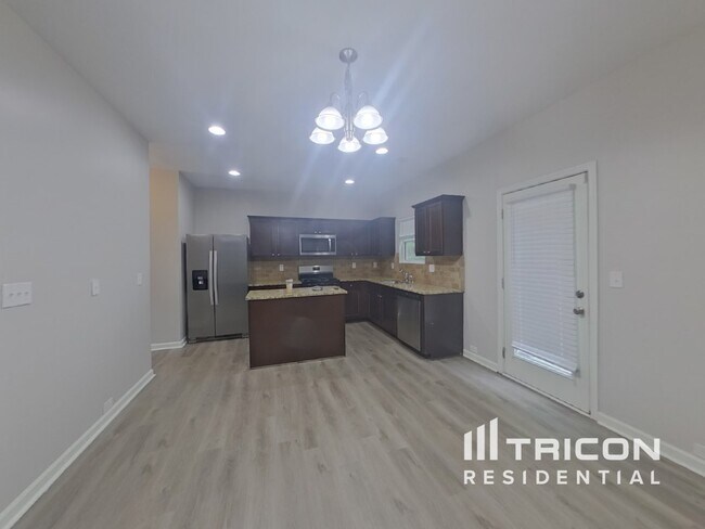 Building Photo - 3650 Lebella Ln